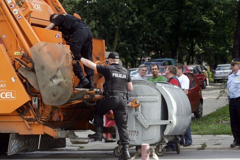 Legnica: Policjanci szukali noworodka w śmieciach (ZDJĘCIA)