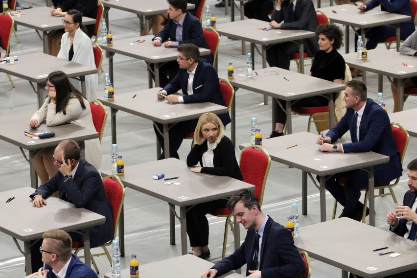 Egzamin na aplikację radcowską w Lublinie. Prawie 170 osób przystąpiło do egzaminu (ZDJĘCIA)