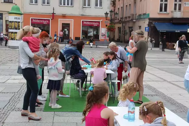 Dziecięce czwartki w Kaliszu. Zabawa na rynku pod hasłem "Zwierzęta oczami dzieci"