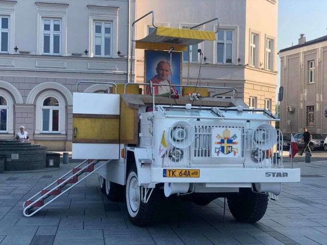 W Wadowicach trwają ostatnie przygotowaniai do startu wyścigu. Podstawiono już papamobile - będzie atrakcją dla kibiców. Kierowcy muszą sę jednak liczyć z urudnieniami, główne ulice miasta będą zamknięte aż do godz.13