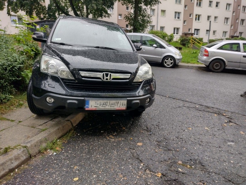 Kierowcy parkują przy ul. Krasickiego w Zielonej Górze tak,...