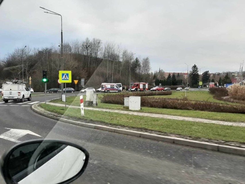 Kraksa pięciu aut przed światłami na ulicy Zawichojskiej w Sandomierzu. Jedna osoba jest ranna