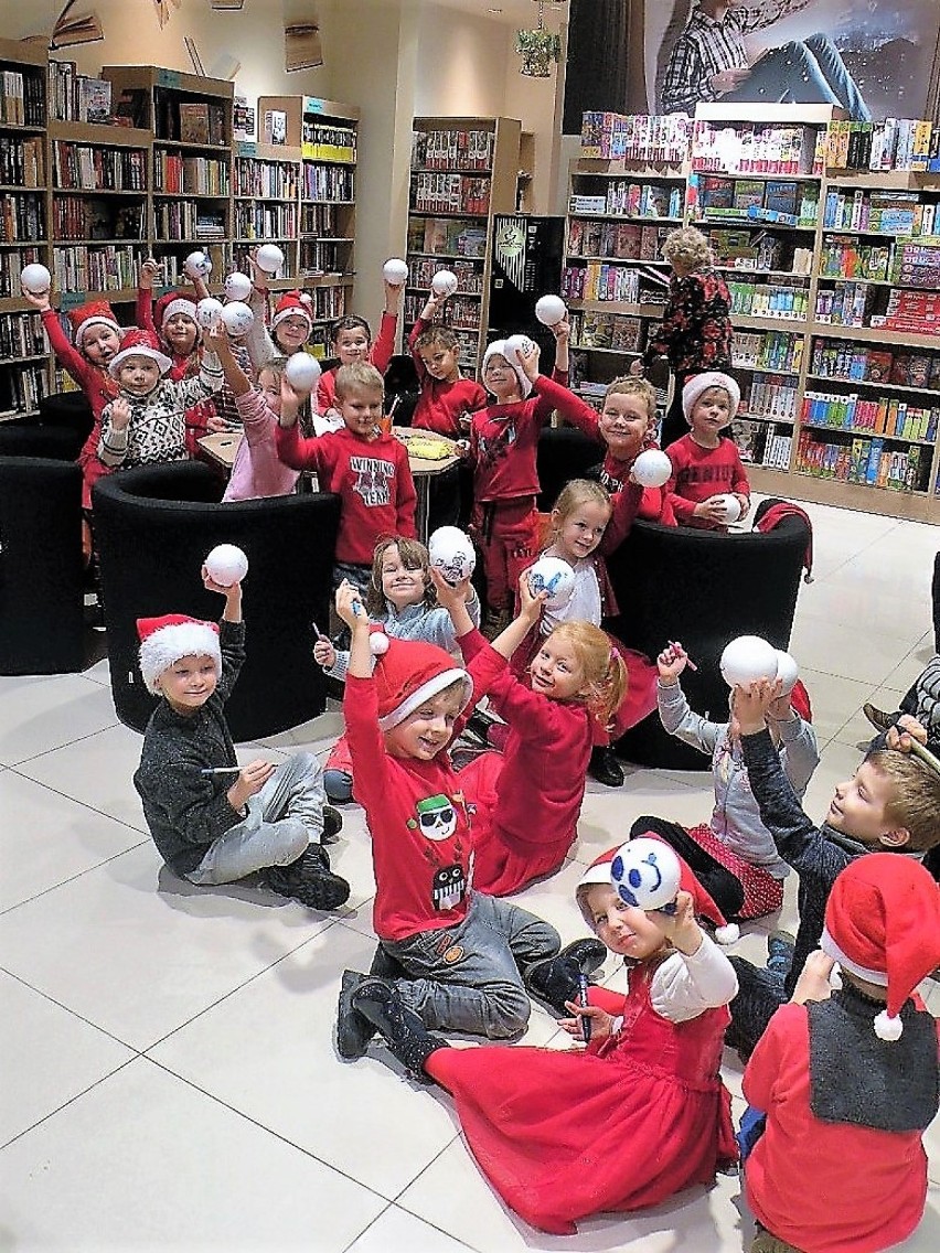 Czytanie dzieciom, robienie świątecznych ozdób w księgarni...