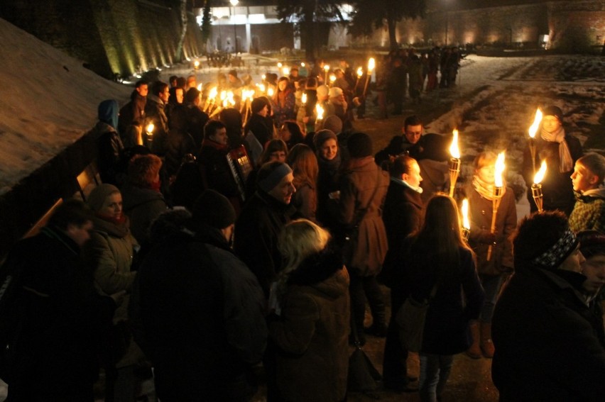 Głogów: Droga krzyżowa w fosie (Foto)