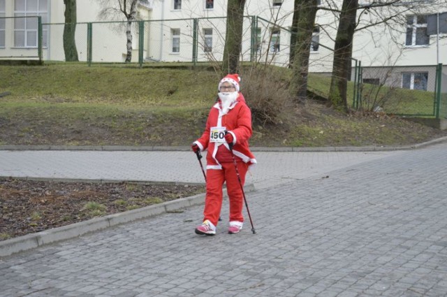 Ten sympatyczny Mikołaj ruszył do marszu nordic walking niemal rok temu, 8 grudnia 2018 r.
