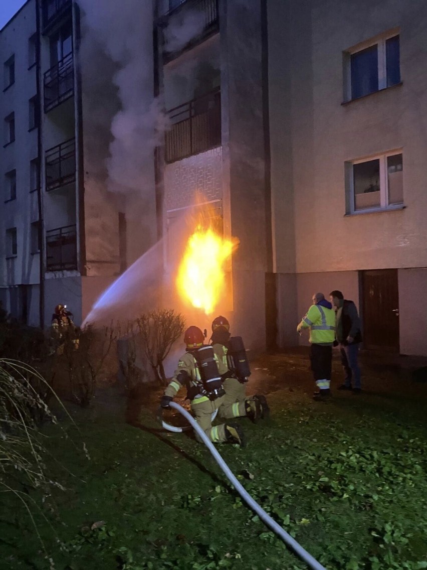 Groźny pożar na Gocławiu. Płomienie miały kilka metrów, ewakuowano około 40 osób