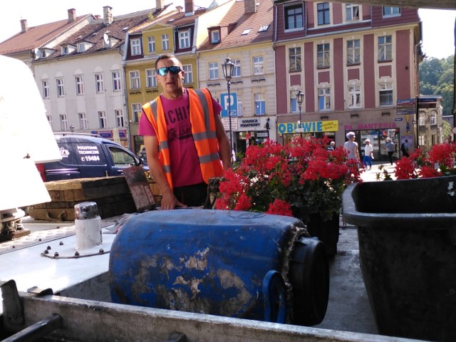 Wałbrzyski rynek ozdobiony pelargoniami