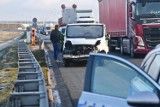 Groźny wypadek na DK 10 w Pawłówku pod Bydgoszczą. Zderzyły się trzy samochody, w tym dwie ciężarówki