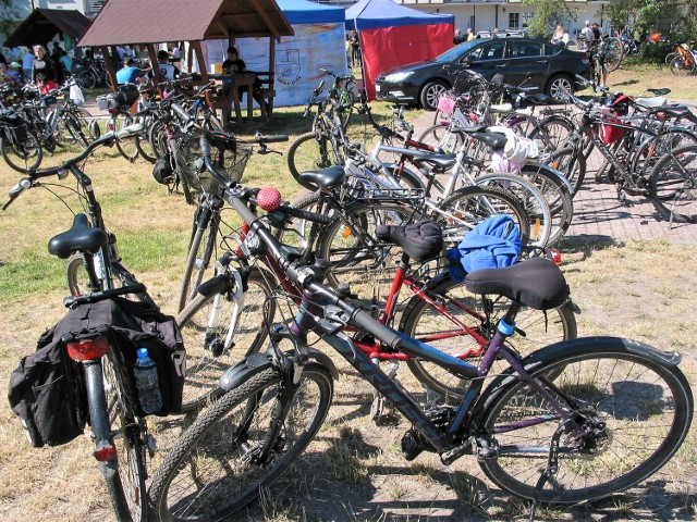 Rowerowa ciżba na stacyjce w nadmorskim Poddąbiu