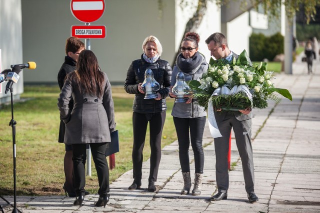 Minął rok od tragedii na UTP w wyniku której zmarły trzy osoby. Dziś członkowie uczelni wspólnie złożyli wieńce i znicze przy „głazie pamięci” pomiędzy budynkami 3.1 a 2.1.


Znicze, kwiaty na UTP w Bydgoszczy.

