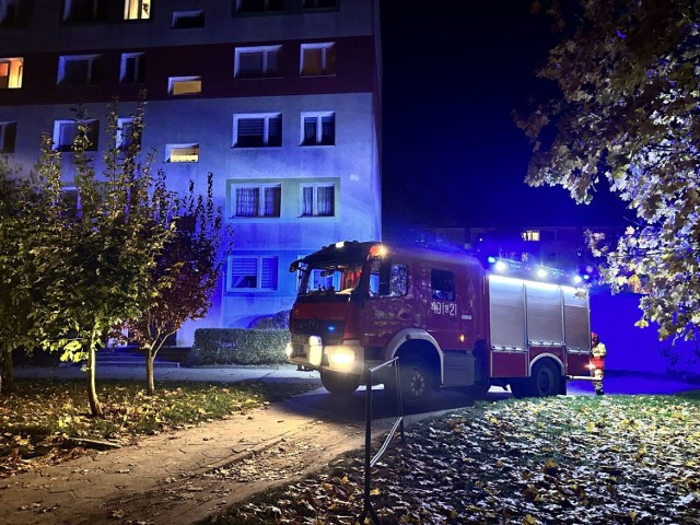 Strażacy zostali wezwani do pożaru w bloku przy ul. Szkolnej w Aleksandrowie Kujawskim. Z mieszkania wydobywał się dym i czuć było spaleniznę.