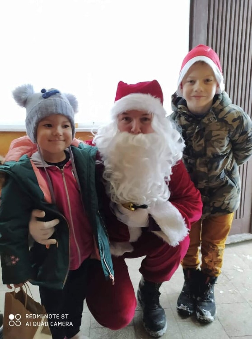 Święty Mikołaj odwiedził najmłodszych mieszkańców Dąbrówki Leśnej [ZDJĘCIA]