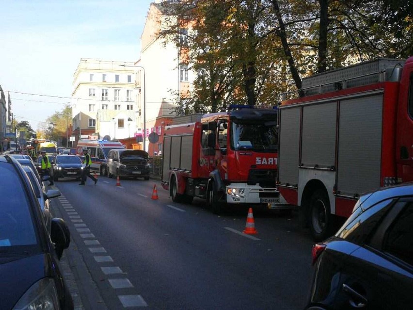 Tragiczny wypadek w centrum Częstochowy. Nie żyje 83-letnia piesza. Chwilę później doszło do zdarzenia dwóch osobówek z autobusem
