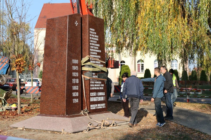 Pomnik Niepodległości już stoi w Trzciance. Jest bardzo prosty, a zarazem nowoczesny