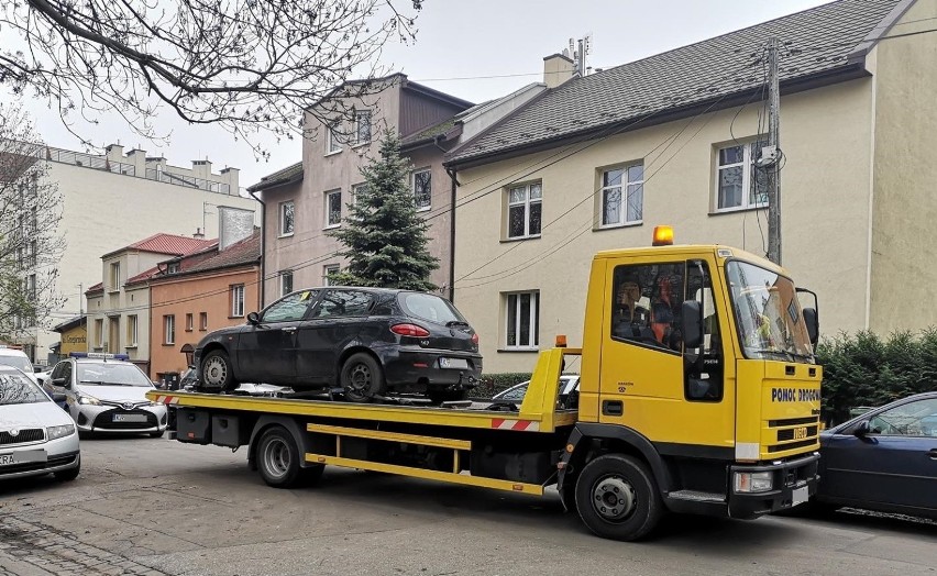 Kraków. Straż Miejska „czyści” krakowskie osiedla z wraków [ZDJĘCIA]