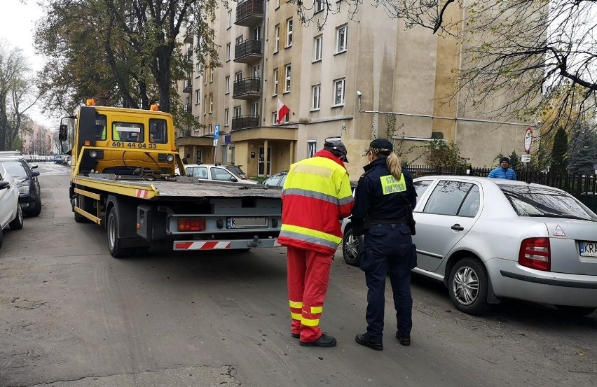 Kraków. Straż Miejska „czyści” krakowskie osiedla z wraków [ZDJĘCIA]