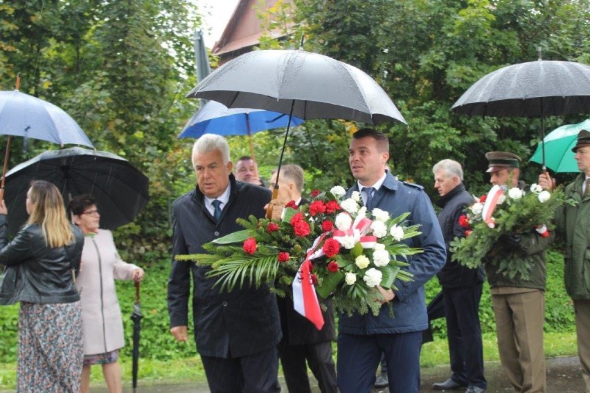 Uroczystość pod pomnikiem ofiar terroru w Obroczy