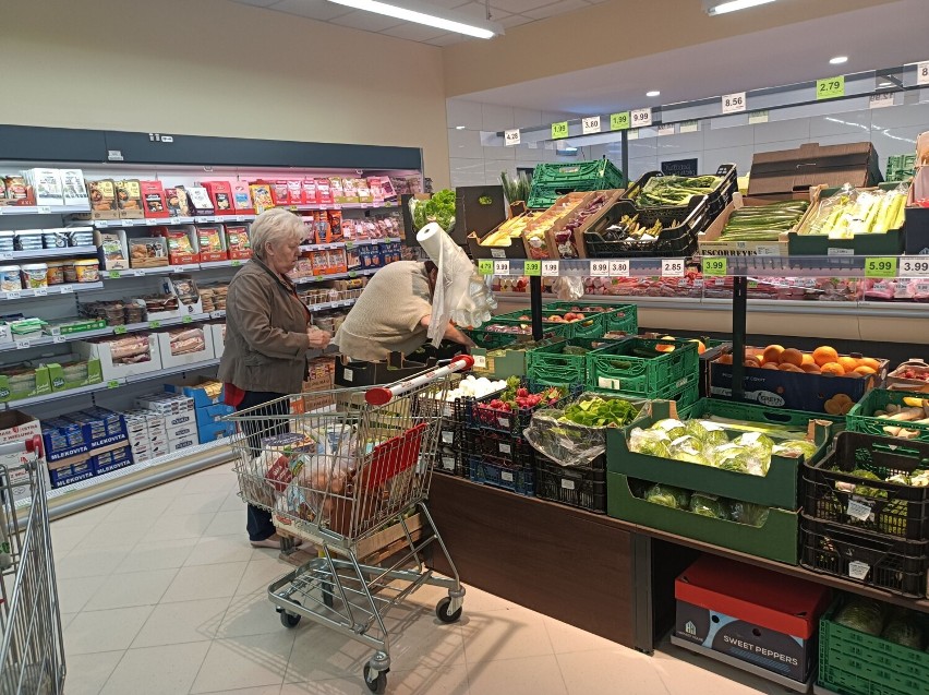 Supermarket Dino w Wieluniu już otwarty. Lewoskręt zapewnia płynny zjazd z ulicy Głowackiego FOTO