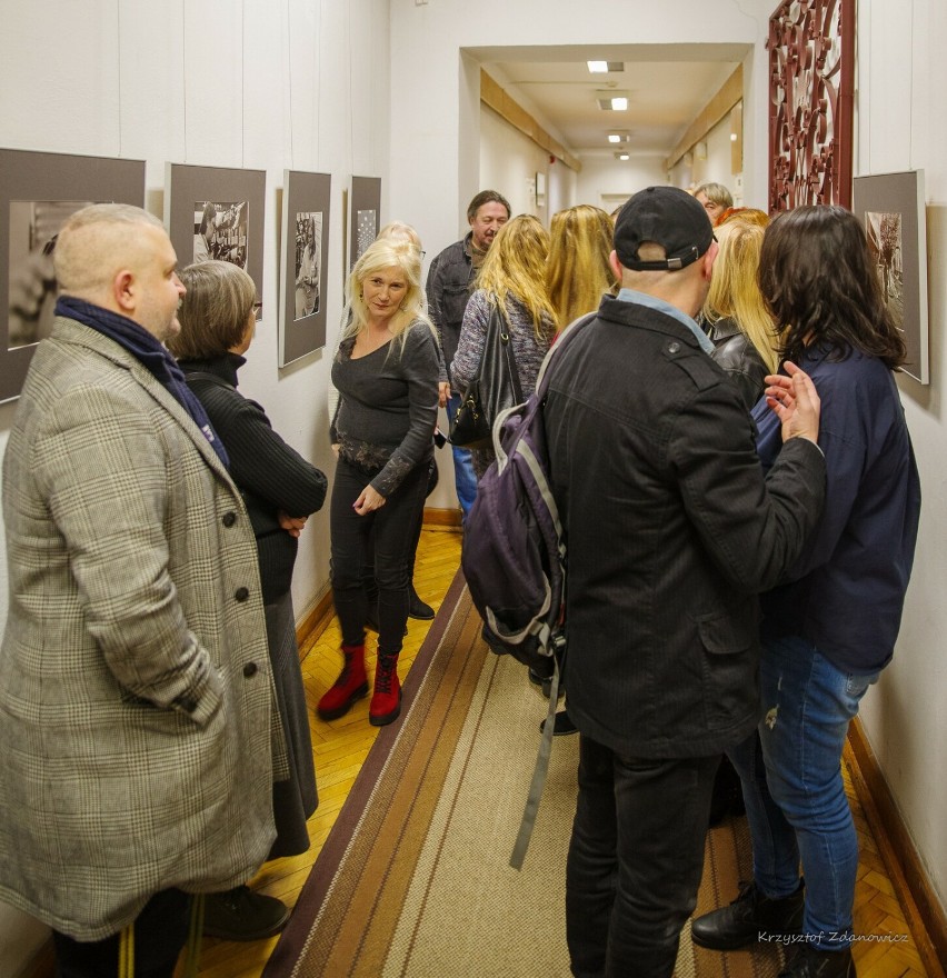 Mała Galeria Radomskiego Towarzystwa Fotograficznego zaprosiła do Miejskiej Biblioteki Publicznej na wernisaż prac Małgorzaty Budzisz