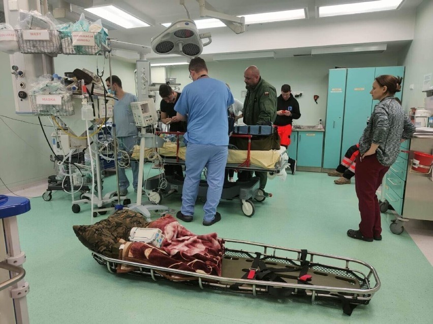  Rodzice dziecka dziękują załodze słupskiego SOR. Transport śmigłowcem wojskowym do szpitala w Szczecinie uratował maluchowi życie