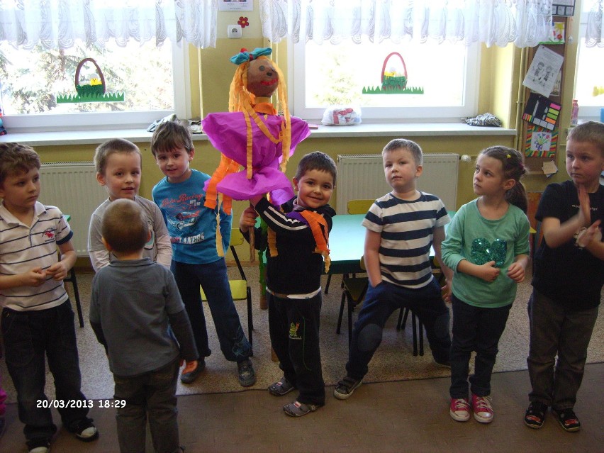 Przedszkola Żory: Dzieci z Przedszkola nr 17 zrobiły piękną marzannę, symbol odchodzacej zimy FOTO