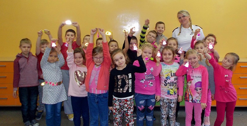 Straż Miejska w Malborku uczy w szkołach dzieci poprawnej segregacji śmieci