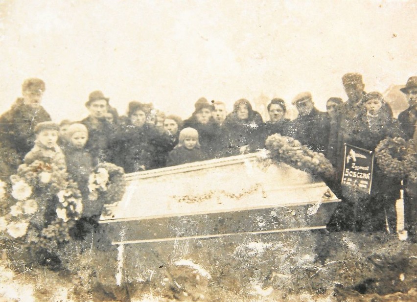 Pogrzeb zakatowanego  przez gestapo Zygmunta Sobczaka,...