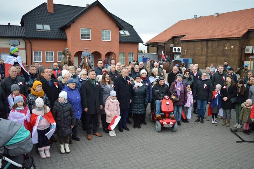 Święto Niepodległości w gminie Pszczółki. Mieszkańcy świętowali wraz z Piłsudskim i legionistami |ZDJĘCIA