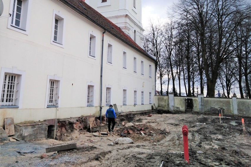 Zmienia się krajobraz wokół klasztoru w Markowicach. M. in....