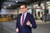 Premier Morawiecki: "Tusk znaczy bezrobocie". Przedstawiciele rządu odwiedzili zakład H. Cegielski - Fabryka Pojazdów Szynowych