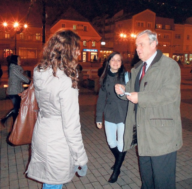 Prezydent Rybnika Adam Fudali  ściska codziennie setki dłoni