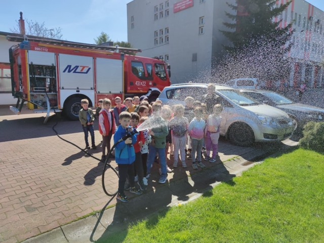 Zawodowych strażaków odwiedziły przedszkolaki z Przedszkola nr 3 i nr 6 w Łasku.