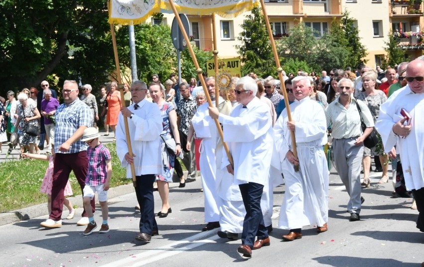 Boże Ciało 2022 w parafii świętego Stanisława Biskupa Męczennika w Kielcach. Bardzo dużo osób na procesji eucharystycznej po osiedlu