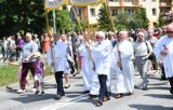 Boże Ciało 2022 w parafii świętego Stanisława Biskupa Męczennika w Kielcach. Bardzo dużo osób na procesji eucharystycznej po osiedlu