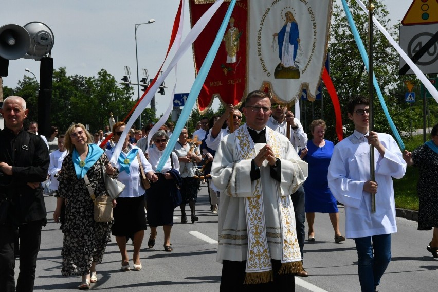 Boże Ciało 2022 w parafii świętego Stanisława Biskupa Męczennika w Kielcach. Bardzo dużo osób na procesji eucharystycznej po osiedlu
