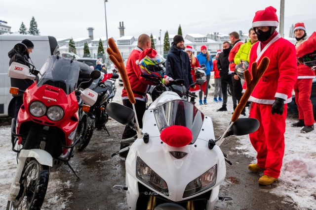 Kawalkada motocyklistów ubranych w mikołajowe stroje, mimo zimowych warunków, przejechała przez miasto zawożąc prezenty do dzieci, które przybyły na tor Speed Race przy ul. Kochanowskiego. Więcej zdjęć w galerii!