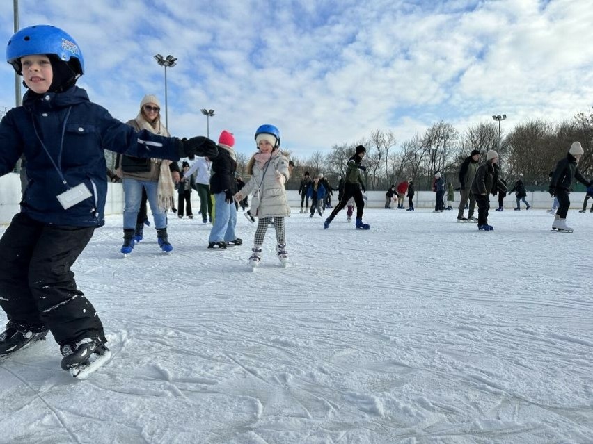 Tłum na lodowisku przy Bulwarowej w Radomiu. To była aktywna niedziela z łyżwami i dobrą zabawą. Zobaczcie zdjęcia 