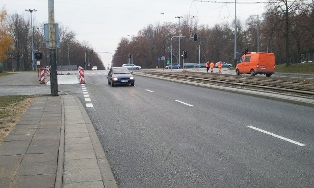 Drogowcy przenieśli się na zamknięta dla ruchu nitkę północną, gdzie rozpoczęło się zrywanie starego asfaltu.

Na południowej nitce przystanek autobusowy (linie 74 i 83) nie wrócił jeszcze na swoje stałe miejsce i jest przesunięty o kilkanaście metrów w stronę wiaduktu. 

Trwają jeszcze prace przy układaniu nowego chodnika wzdłuż południowej nitki ul. Legionów/Konstantynowskiej.