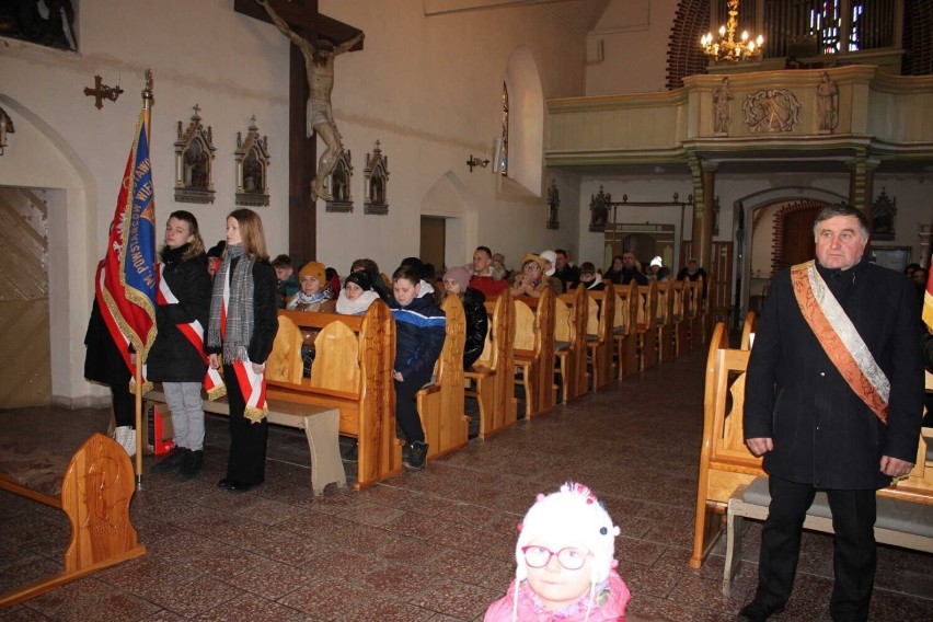 Mieszkańcy gminy Książ Wielkopolski uczcili 104. rocznicę wybuchu Powstania Wielkopolskiego. Uroczystości odbyły się w Chwałkowie Kościelnym