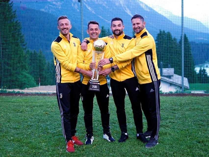Trenerzy Juventus Academy Toruń z trofeum za drugie miejsce...