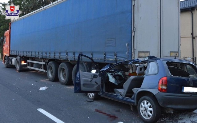 Do tego tragicznego w skutkach wypadku doszło w miniony piątek (13 lipca). Jak ustalili policjanci, kierujący samochodem marki Opel Corsa 40-letni mieszkaniec powiatu puławskiego najechał na tył zaparkowanego na poboczu drogi samochodu ciężarowego marki DAF. Mężczyzna zginął na miejscu. 

WIĘCEJ: Tragiczne wypadki w woj. lubelskim