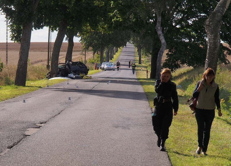 Wypadek koło Czarnej Dąbrówki. VW Golf uderzył w drzewo. Nie żyje 4 mężczyzn