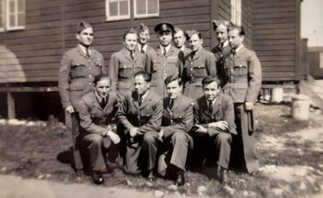 Józef Witek (w dolnym rzędzie, klęczy drugi od lewej) w Blackpool, na terenie Anglii w mundurze RAF-u