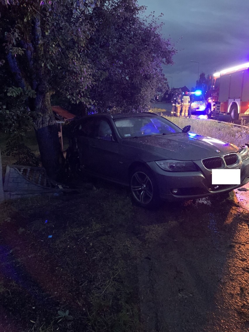 W Piekarzewie samochód osobowy wypadł z drogi i uderzył w ogrodzenie