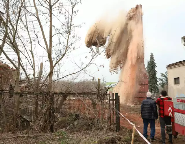 Symbol starej garbarni – komin, został zburzony w środę 28 lutego. Więcej na kolejnych zdjęciach