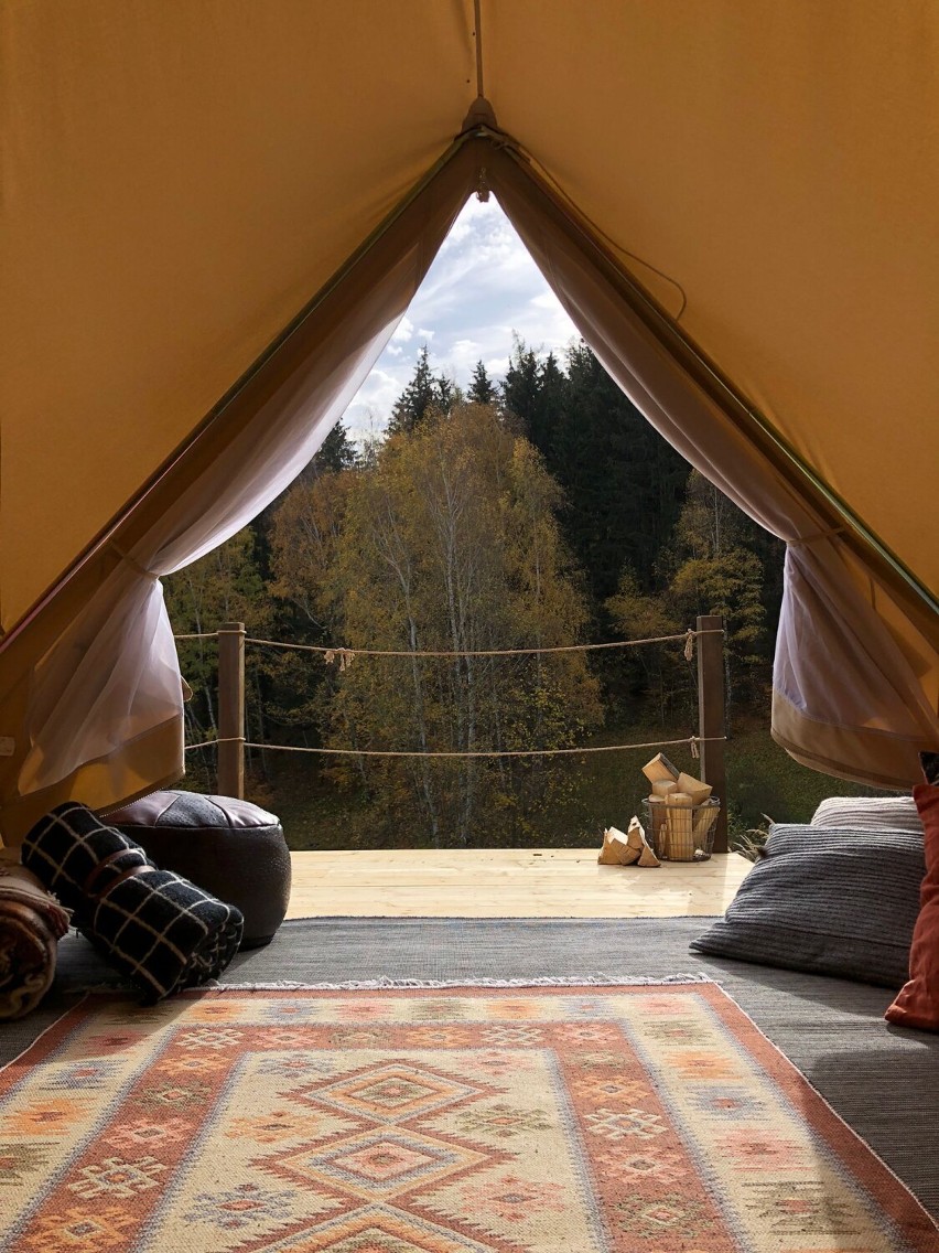 Widok z namiotu na dolinę muflonów
