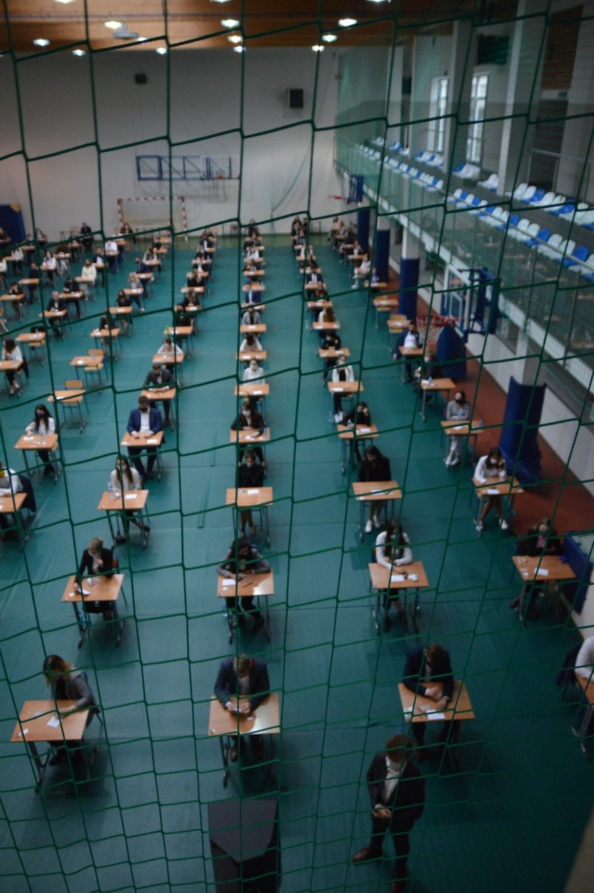 Maturzyści z powiatu chojnickiego rozpoczęli pisanie egzaminu z języka polskiego (zdjęcia)