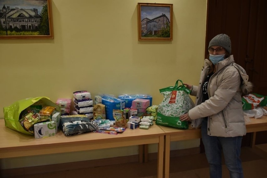 Unisławianie zanoszą dary dla Ukraińców do GOK-u