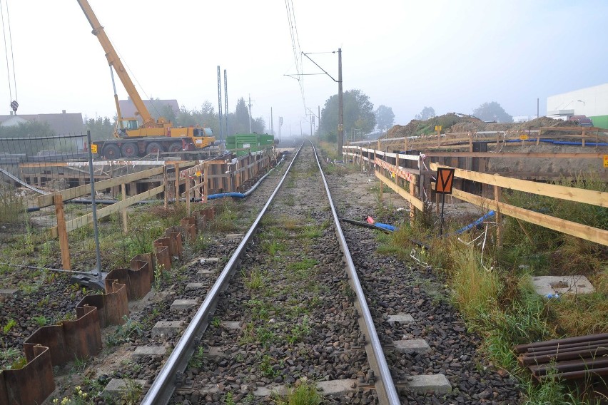 Na "międzytorzu" trwa budowa tunelu pod torami linii...