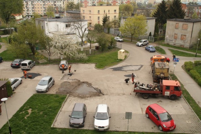 Mieszkańcy Podhalańskiej 8 od dziewięciu lat czekają na utwardzenie stu metrów drogi biegnącej wzdłuż bloku.